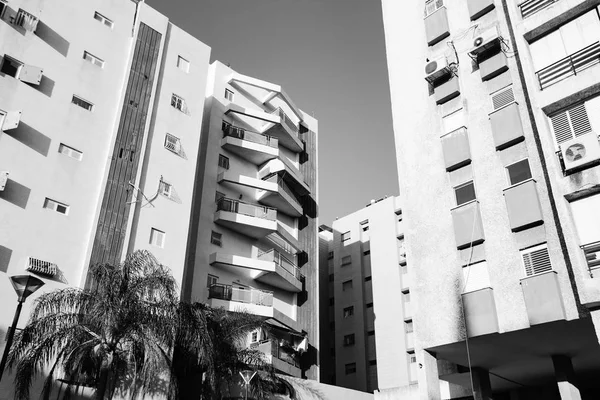RISHON LE ZION, ISRAEL-ABRIL 23, 2018: Edifício residencial alto em Rishon Le Zion, Israel . — Fotografia de Stock