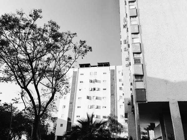 RISHON LE ZION, ISRAEL-APRIL 23, 2018: High residential building in Rishon Le Zion, Israel . — стоковое фото