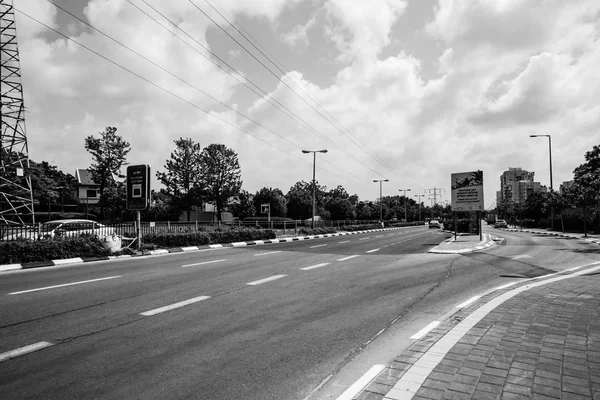 里雄莱锡安, 以色列-2018年5月7日: 在里雄莱锡安的阳光明媚的一天, 以色列的道路上的汽车 — 图库照片