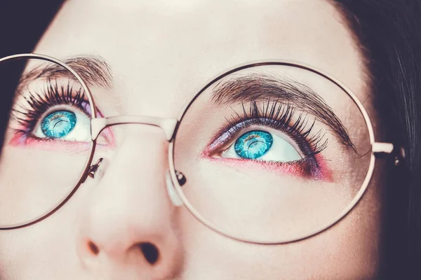 Bild av en vacker ung kvinna som bär glasögon. Ljus makeup — Stockfoto