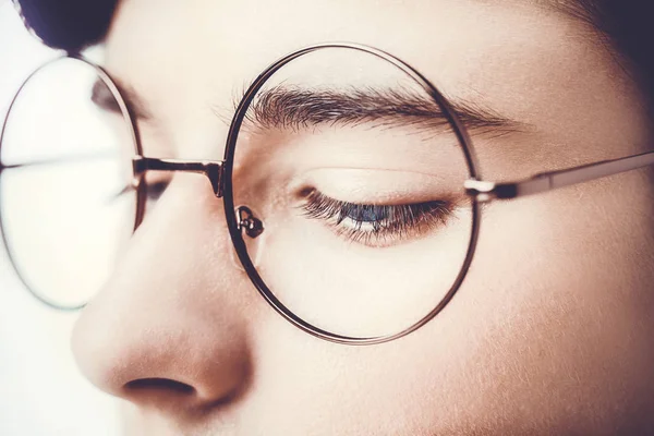 Ritratto di un ragazzo con gli occhiali occhi azzurri vicino, macrostudio girato . — Foto Stock