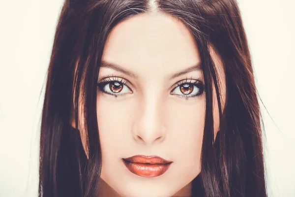 Mujer hermosa joven con maquillaje brillante sobre fondo blanco. — Foto de Stock