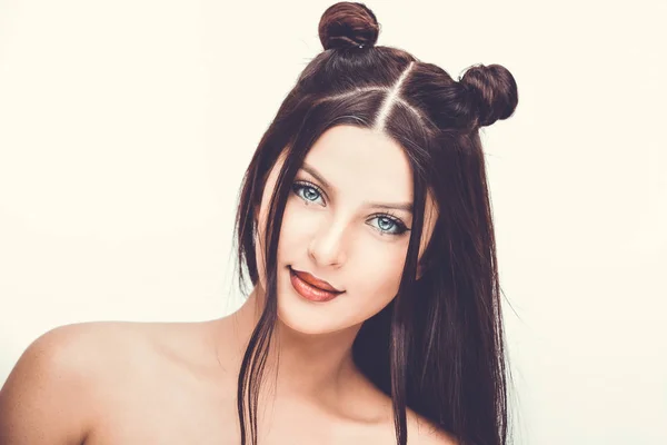 Hermosa mujer con peinado de maquillaje brillante con cuernos sobre un fondo blanco . — Foto de Stock