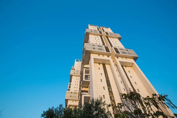 Rishon Le Zion, Izrael-23 kwietnia 2018: wysoki budynek mieszkalny w Rishon Le Zion, Izrael. — Zdjęcie stockowe