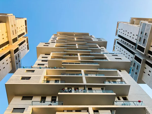 RISHON LE ZION, ISRAEL -23 DE ABRIL DE 2018: Edificio residencial alto en Rishon Lezion, Israel . —  Fotos de Stock