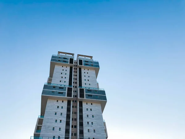 RISHON LE ZION, ISRAEL-ABRIL 23, 2018: Edifício residencial alto em Rishon Lezion, Israel . — Fotografia de Stock