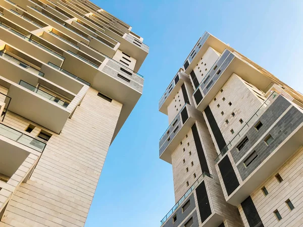 RISHON LE ZION, ISRAEL -APRIL 23, 2018: High residential building in Rishon Lezion, Israel. — Stock Photo, Image