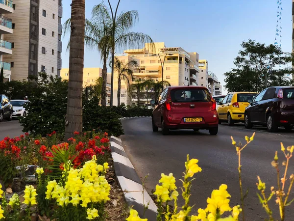 RISHON LE ZION, ISRAEL -23 DE ABRIL DE 2018: Coches en la carretera en un día soleado en Rishon Le Zion, Israel — Foto de Stock