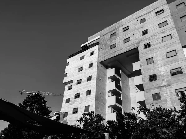 RISHON LE ZION, ISRAEL-APRIL 23, 2018: High residential building in Rishon Le Zion, Israel . — стоковое фото