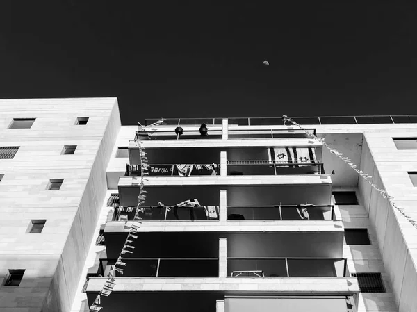 RISHON LE ZION, ISRAEL-APRIL 23, 2018: High residential building in Rishon Le Zion, Israel . — стоковое фото