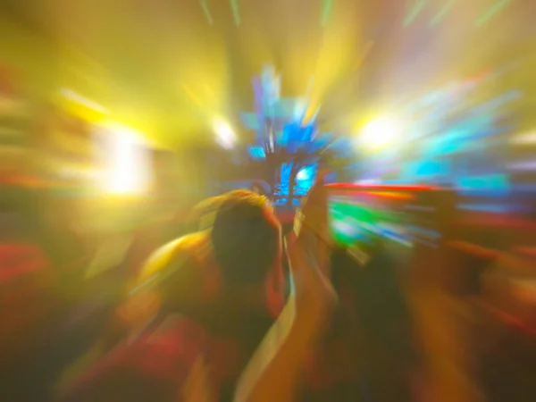 Efecto difuminado de movimiento abstracto. Iluminación Bokeh en concierto con el público —  Fotos de Stock