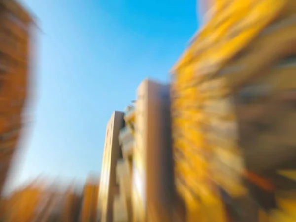 Abstraktní motion blur efekt. Město za slunečného dne — Stock fotografie