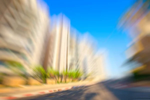 Abstrakte Bewegungsunschärfewirkung. Stadt an einem sonnigen Tag — Stockfoto