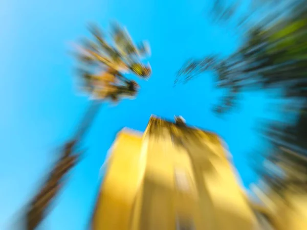 Abstrakte Bewegungsunschärfewirkung. Stadt an einem sonnigen Tag — Stockfoto