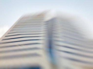 Soyut hareket bulanıklığı etkisi. Güneşli bir şehir