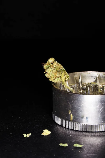 Metalen molen met marihuana, geïsoleerd op een zwarte — Stockfoto