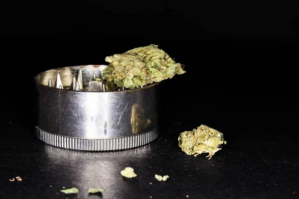 Metalen molen met marihuana, geïsoleerd op een zwarte — Stockfoto