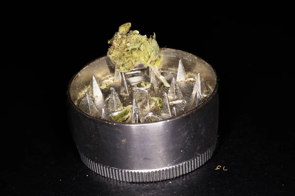 Broyeur métallique à la marijuana, isolé sur un noir — Photo