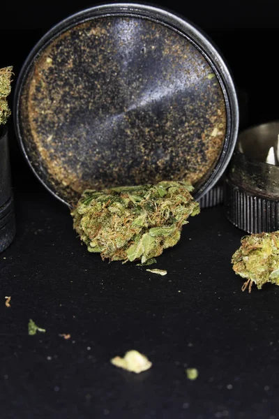 Metalen molen met marihuana, geïsoleerd op een zwarte — Stockfoto