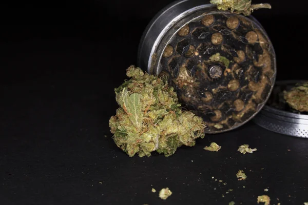 Molinillo de metal con marihuana, aislado sobre un negro —  Fotos de Stock