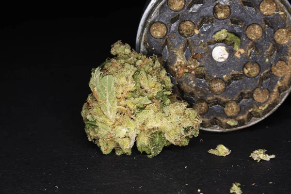 Molinillo de metal con marihuana, aislado sobre un negro — Foto de Stock