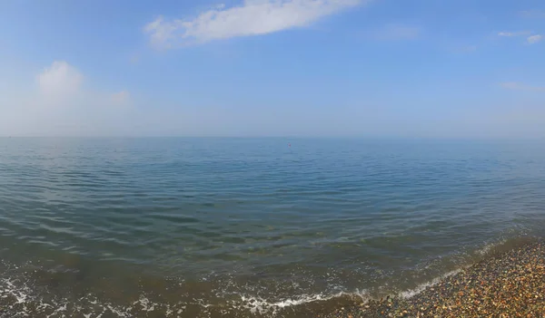 Vista panorámica sobre el hermoso mar. Día soleado de verano, cielo azul, fondo de agua — Foto de Stock
