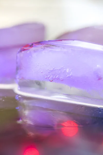 Cubos de hielo sobre un fondo colorido . — Foto de Stock