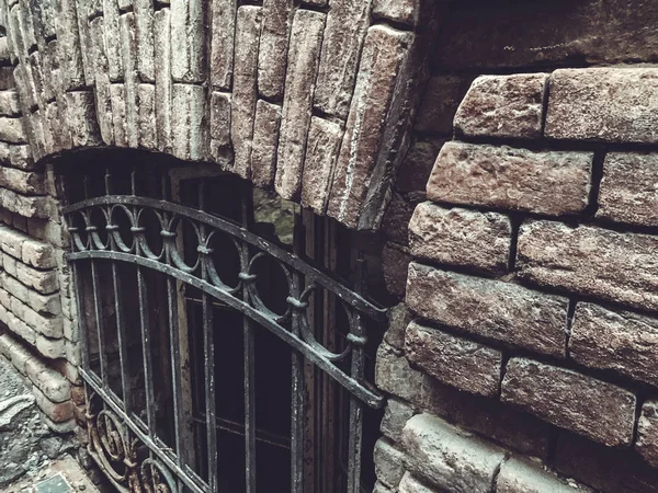 トビリシの古い風化レンガの壁の質感 — ストック写真