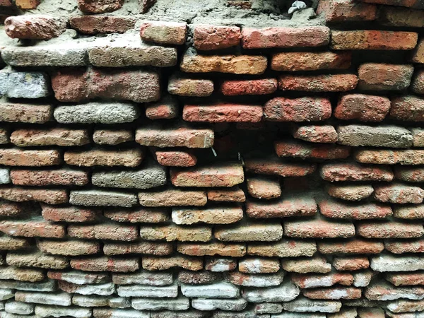 Textur der alten verwitterten Ziegelmauer in Tiflis — Stockfoto