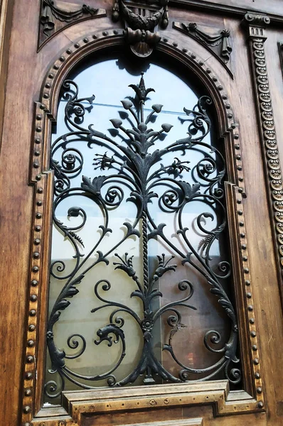 Ancienne architecture Tbilissi, portes et décoration extérieure — Photo