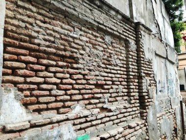 Tiflis 'te yıpranmış eski tuğla duvar dokusu 