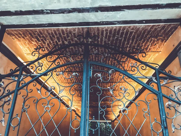 Eski Tiflis mimarisi, kapıları ve dış dekoru — Stok fotoğraf
