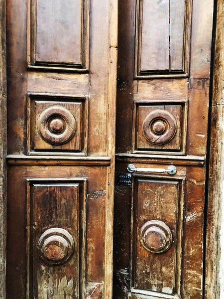 Antigua arquitectura Tiflis, puertas y decoración exterior — Foto de Stock