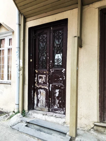 Architektur des alten Tiflis, Türen und Außendekoration — Stockfoto