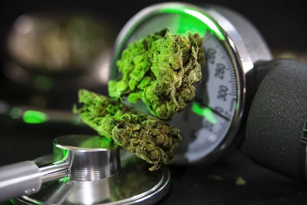 Cannabis, Marihuana auf dem Blutdruckmessgerät. — Stockfoto