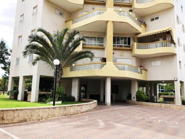 Rishon Le Zion, İsrail 07 Ekim 2019: Rishon Le Zion, İsrail 'deki konut binaları ve bitkiler