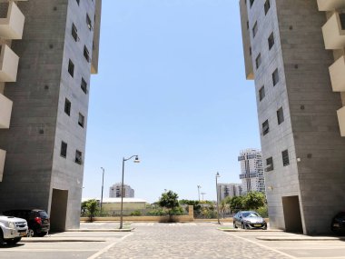 Rishon Le Zion, İsrail 07 Ekim 2019: Rishon Le Zion, İsrail 'deki konut binaları, bitkiler ve sokaklar