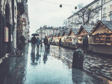 Lviv, Ukrayna - 25 Aralık 2018: Eski Lviv kentinin sokakları ve mimarisi.