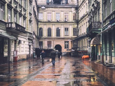 Lviv, Ukrayna - 25 Aralık 2018: Eski Lviv kentinin sokakları ve mimarisi.