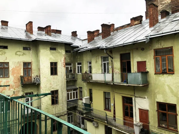 Edifícios antigos na parte histórica de Lviv Ucrânia — Fotografia de Stock