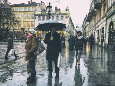 Lviv, Ukrayna - 25 Aralık 2018: Eski Lviv kentinin sokakları ve mimarisi.