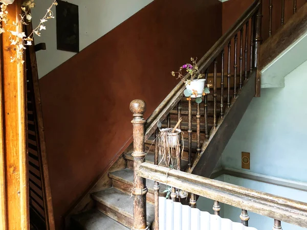 Escalier carré en bois dans un vieux bâtiment à Lviv — Photo