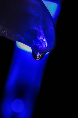 Renkli arkaplanda bir buz küpü.