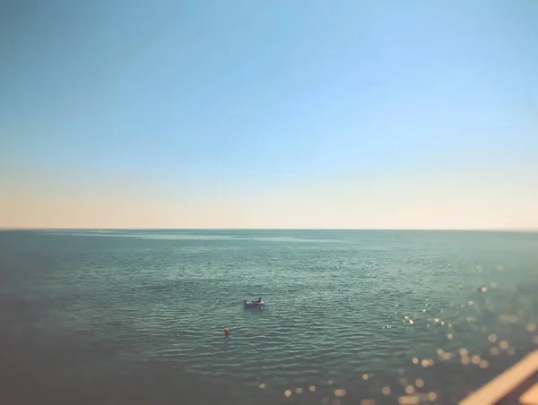 Vista frontal sobre hermoso mar. Día soleado de verano, cielo azul, fondo de agua. Efecto desenfoque — Foto de Stock