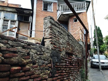 TBILISI, GEORGIA - 7 Temmuz 2019: Yazın eski Tiflis mimarisi, kapıları ve dış dekorasyonu