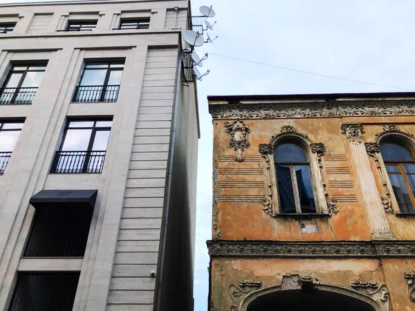Архитектура, двери и внешний декор старого Тбилиси. — стоковое фото