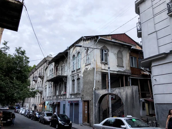 TBILISI, GEORGIA - 7 DE JULIO DE 2019: Hermosa calle espaciosa con muchos coches. Tráfico —  Fotos de Stock