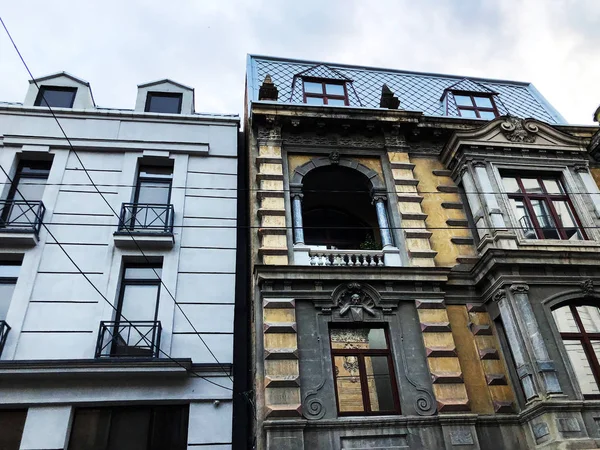 Old Tbilisi architecture, doors and exterior decor — Stock Photo, Image