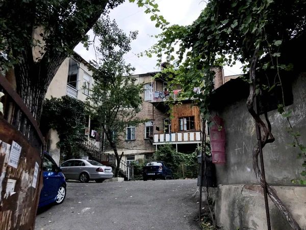 TBILISI, GEORGIE - 7 JUILLET 2019 : Architecture, portes et décoration extérieure du Vieux Tbilissi . — Photo