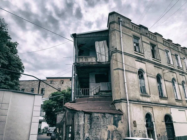 Стара архітектура Тбілісі, двері та зовнішній декор влітку. — стокове фото